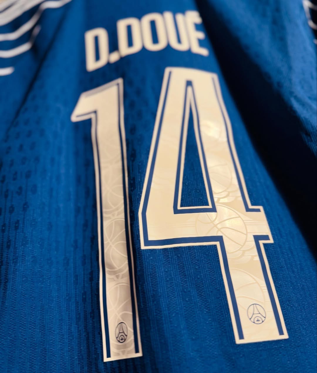 Désiré Doué - Silky Long Sleeves